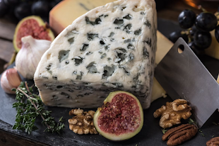 Perfect Pairings: How to Pair Wine with Artisan Cheese for an Unforgettable Tasting