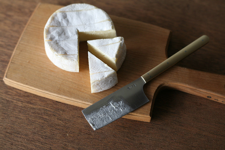 The Art of Cheese and the Perfect Cut: How the Right Knife Enhances Every Culinary Creation